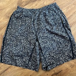 Men’s lululemon Seawheeze pace breaker shorts, size m, white and black design